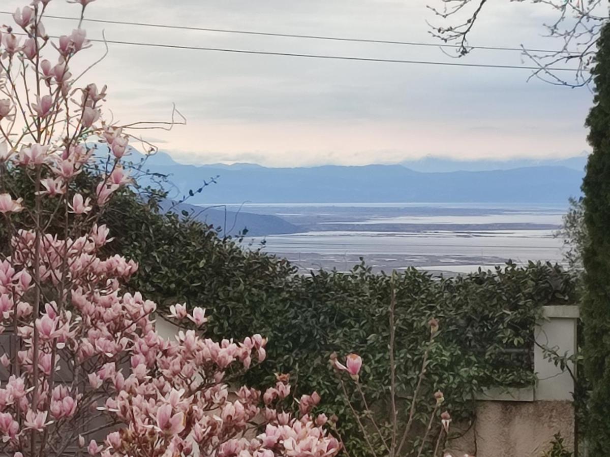 Guesthouse Michobeis Kamarina ภายนอก รูปภาพ