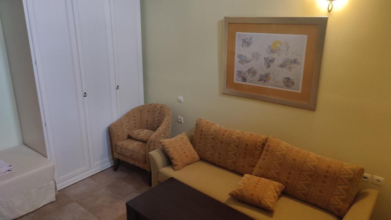 Guesthouse Michobeis Kamarina ภายนอก รูปภาพ