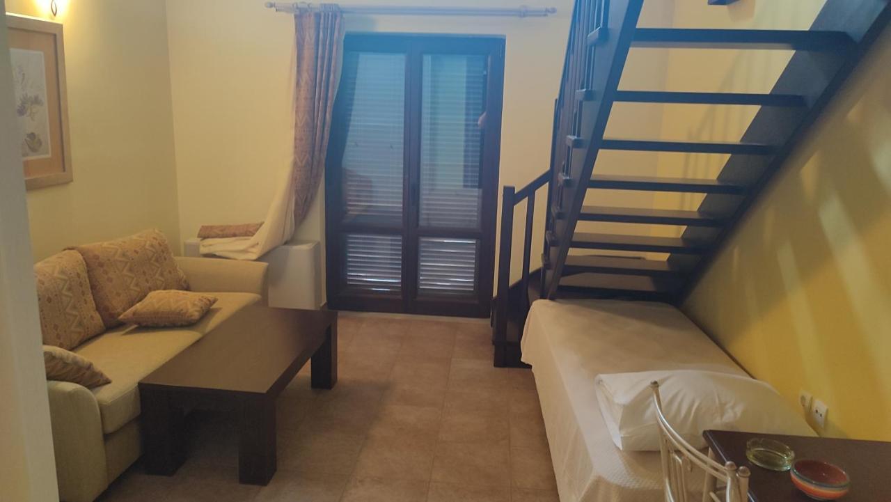 Guesthouse Michobeis Kamarina ภายนอก รูปภาพ