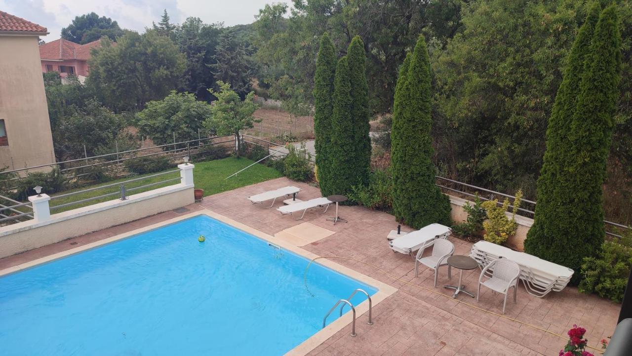 Guesthouse Michobeis Kamarina ภายนอก รูปภาพ